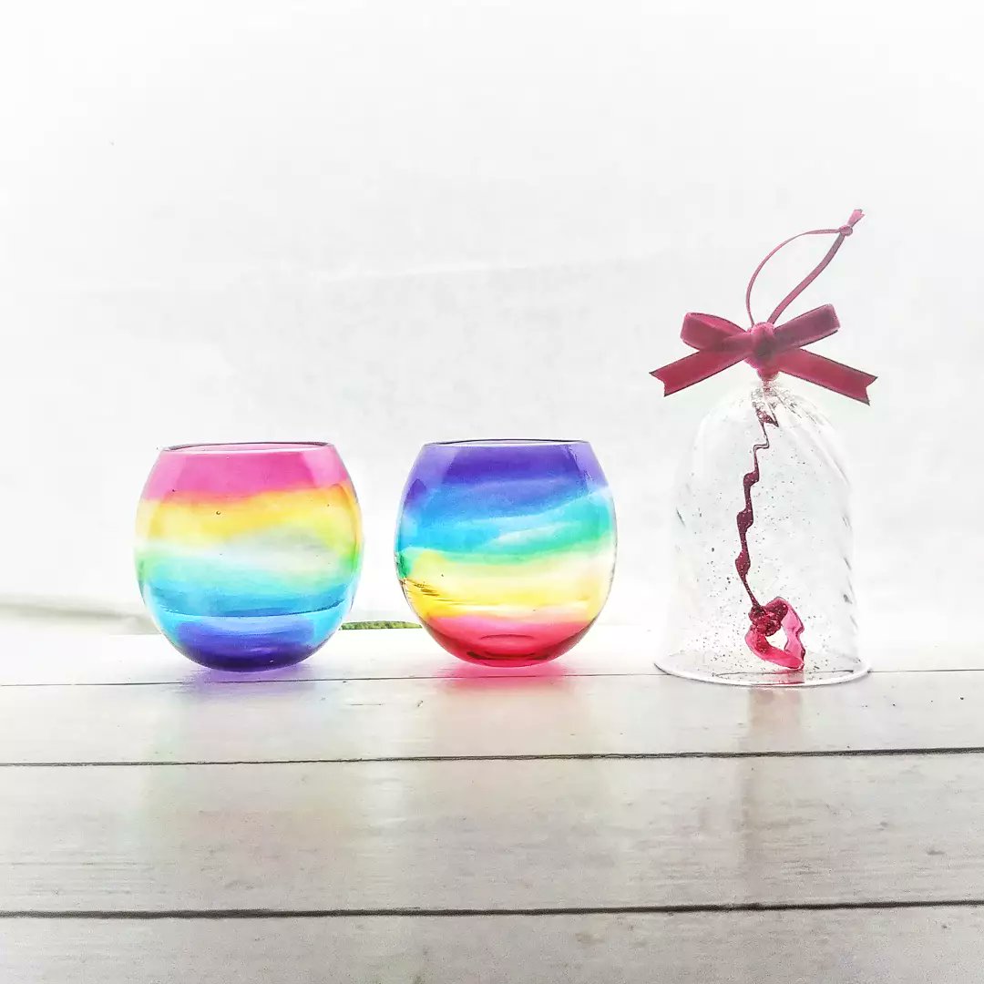 faroglass's tweet photo. 虹色のまんまるグラスのペアと、ハートのベル。
結婚後、日本を離れるお友達への贈り物にとご注文。
末永くお幸せに(´ω`❤)
#虹色のまんまるグラス
#bell
#結婚祝い
#weddinggift
#五木田淳子
#ガラス作家
#ガラス
#西伊豆
#ガラス工房FARO
#glassblowing
#glassblown
#虹色
#虹
#rainbow https://t.co/fWj51W6IE6