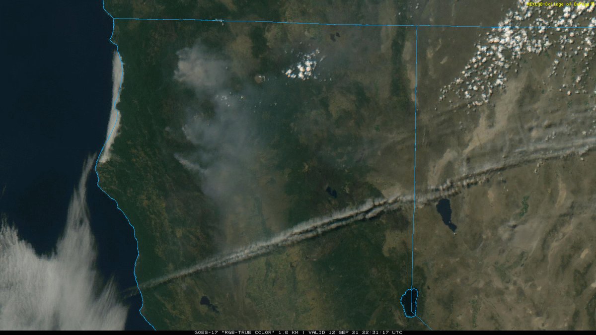 0camp0_luis's tweet photo. Illusional line of high clouds currently moving over Northern California with the smoke from the #McCashFire, #AntelopeFire, #RiverComplexFire, and #MonumentFire also visible from this @CODMeteorology Satellite Frame Snapshot. #CAwx #NorCal #summer #wxtwitter #satellite @spann 🛰️ https://t.co/VoTG7geb5U