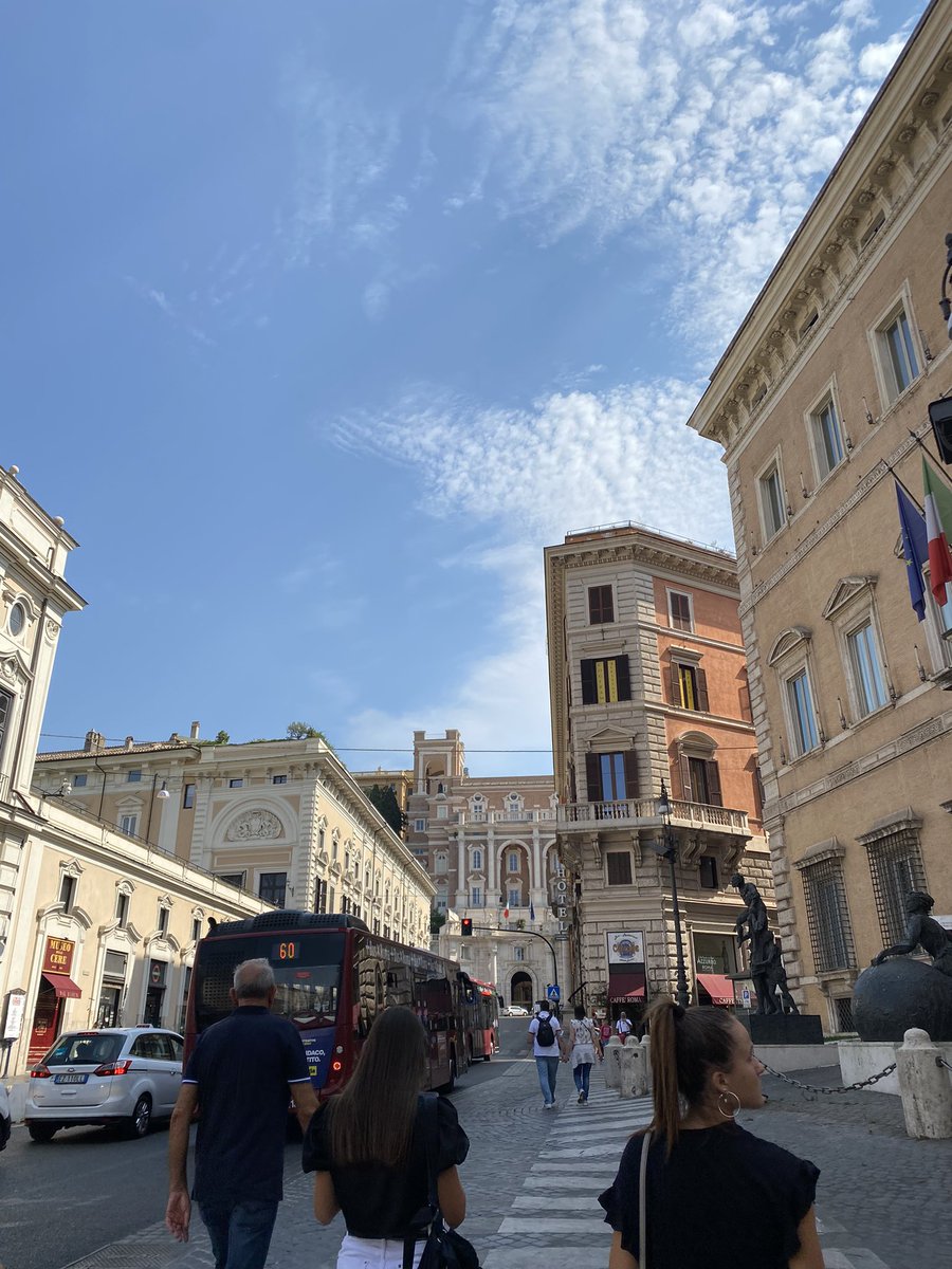vmoscatelli911's tweet photo. A Roma si cammina con il naso all’insù https://t.co/OPhFoB7dWZ