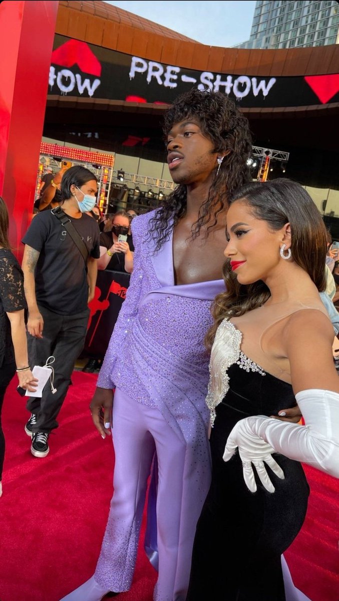 offlyz's tweet image. já quero um feat entre eles #VMAs