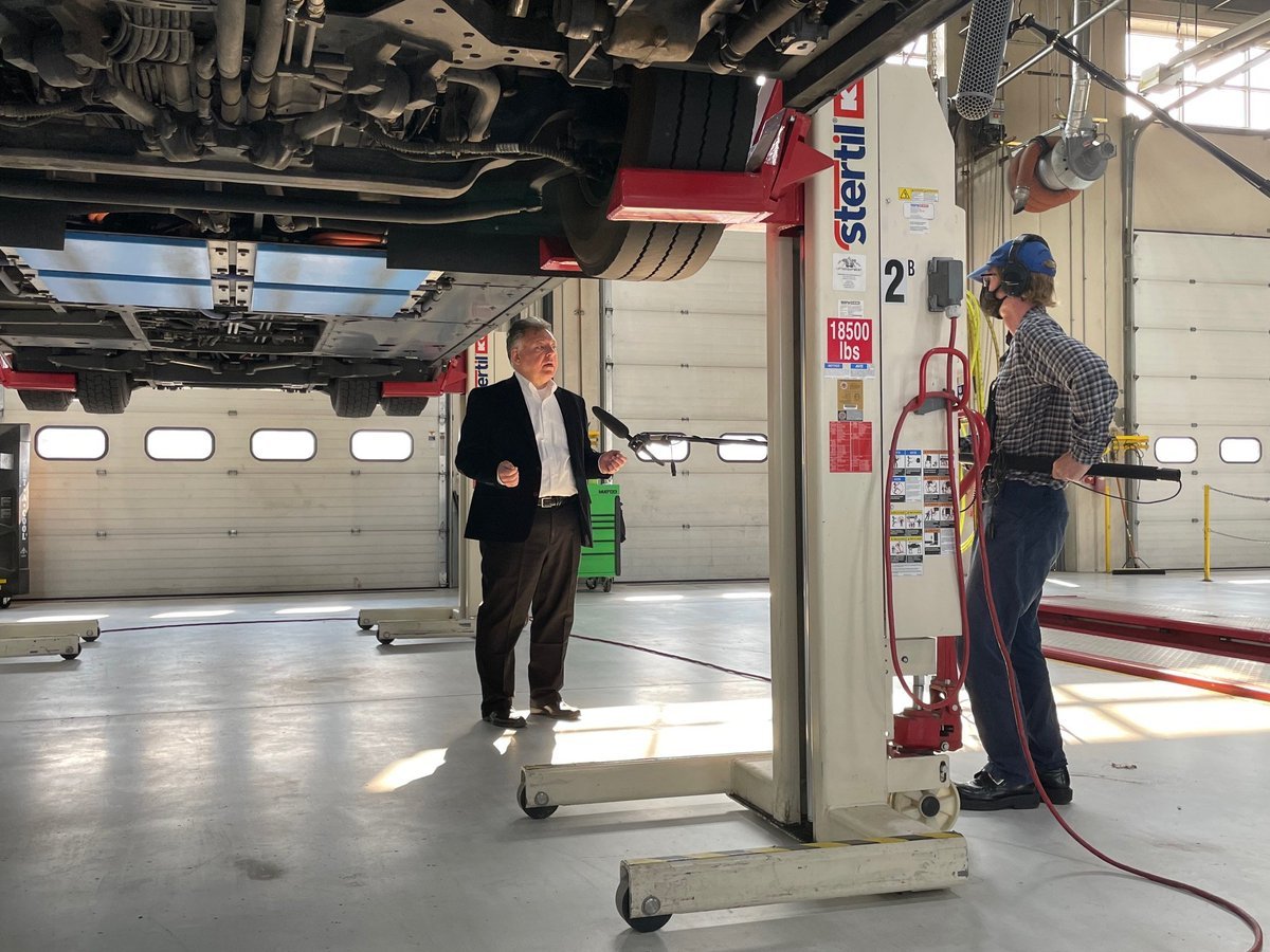 heyjohnryan's tweet photo. Jazzed to have a story on the @BBCWorld Service this weekend (my first). https://t.co/hU2yDuWP1C
For #BBCCrowdScience, I went to Wenatchee, WA, and threw a guy under a bus--to show me the climate-friendly technology he invented (those blue squares!). 1/ https://t.co/RaBevpP1bk