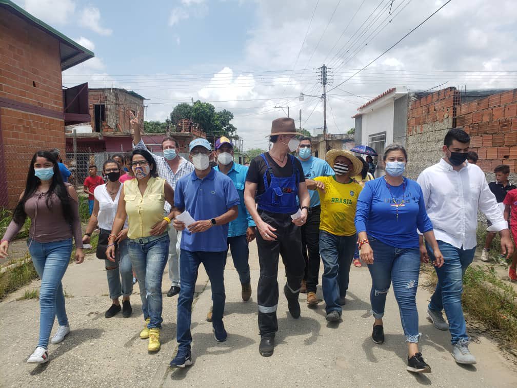 EfrainAlvaradoA's tweet photo. Carlos Lozano representa una esperanza para los sectores populares de Valencia. Hoy visitamos el barrio Virgen del Carmen. La gente está cansada de promesas incumplidas y de vivir en deplorables condiciones, de abajo hacia arriba debemos cambiar a Venezuela. El 21N votamos UNIDAD https://t.co/p7el3S0yjz