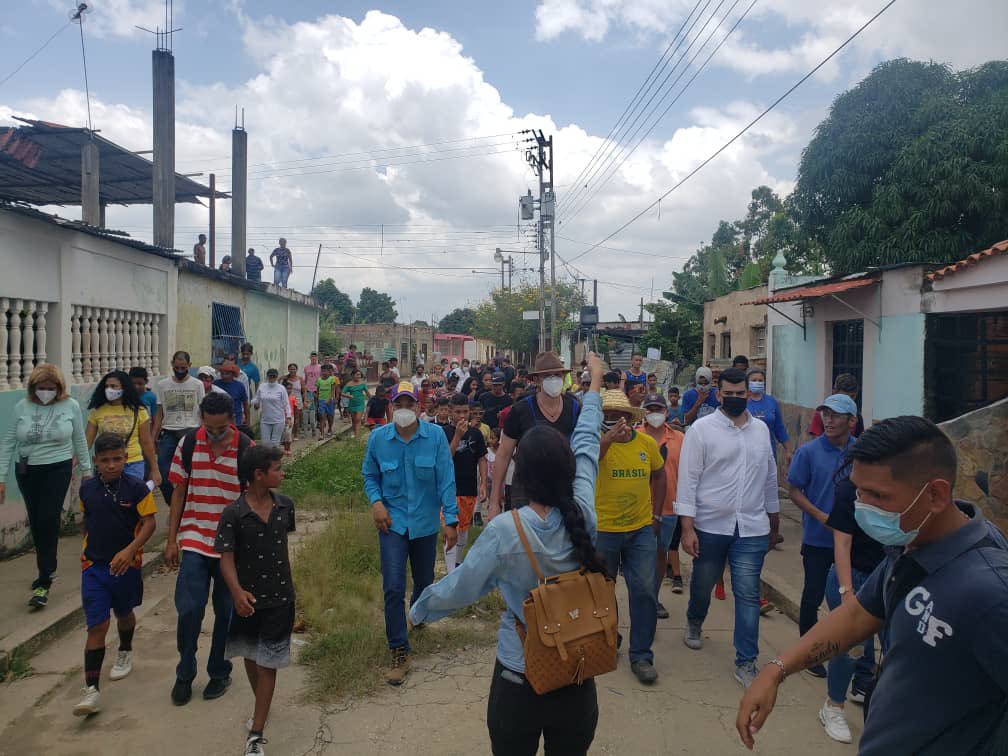 EfrainAlvaradoA's tweet photo. Carlos Lozano representa una esperanza para los sectores populares de Valencia. Hoy visitamos el barrio Virgen del Carmen. La gente está cansada de promesas incumplidas y de vivir en deplorables condiciones, de abajo hacia arriba debemos cambiar a Venezuela. El 21N votamos UNIDAD https://t.co/p7el3S0yjz