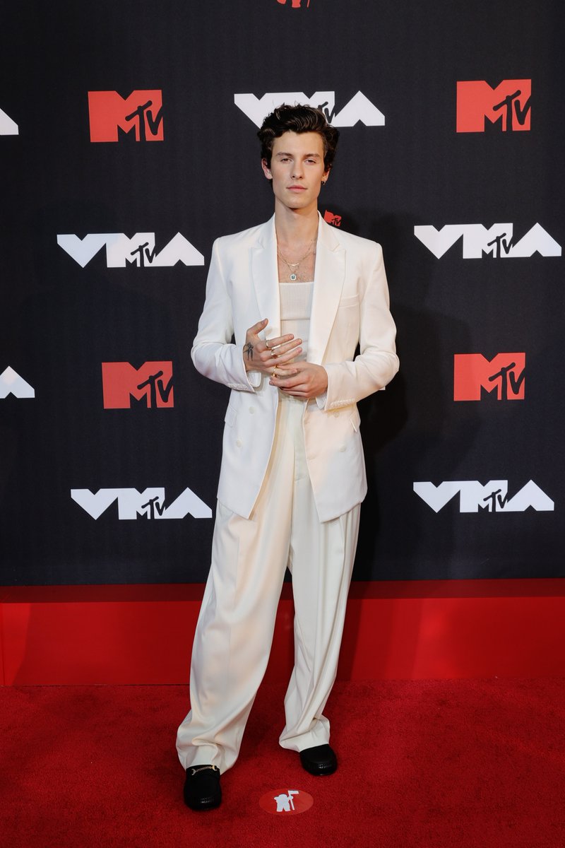 voguemagazine's tweet image. See every look from the 2021 #VMAs red carpet. vogue.cm/J4BzrFM