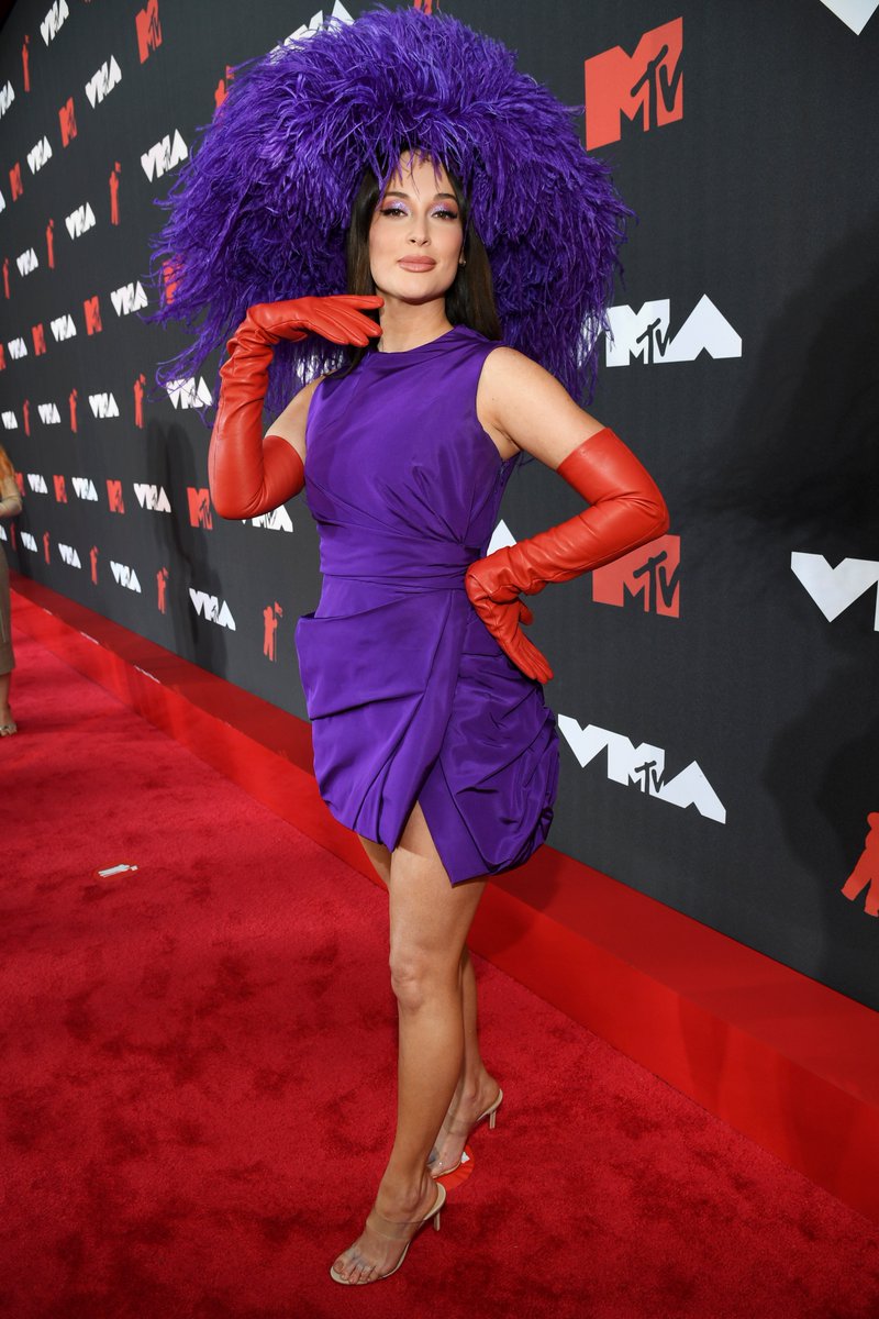 voguemagazine's tweet image. See every look from the 2021 #VMAs red carpet. vogue.cm/J4BzrFM