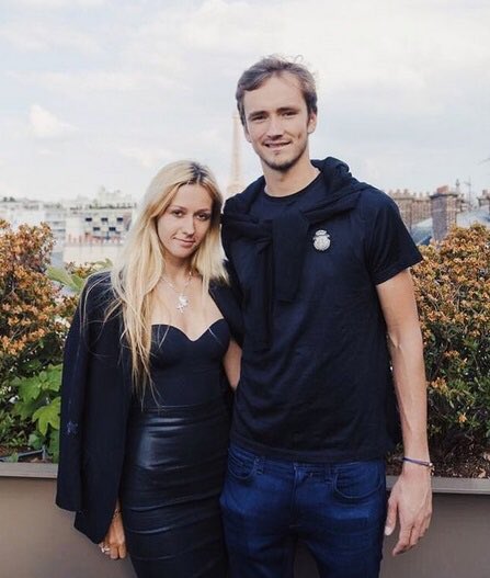 TennisInside_'s tweet photo. Daniil Medvedev : 

« C'est notre anniversaire de mariage avec ma femme. Et je n'avais pas le temps d'aller acheter un cadeau si je perdais la finale alors j'étais obligé de gagner ce soir. » 😂 

#USOpen https://t.co/cLlrbDXYHh