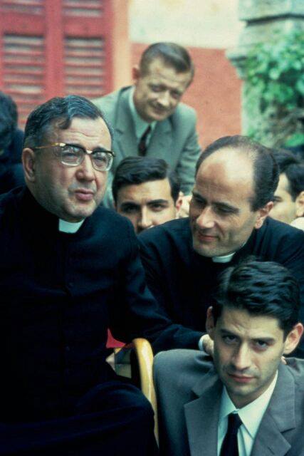 Visto che sei tanto esigente sul fatto che, persino nei pubblici servizi, gli altri adempiano ai propri obblighi - è un dovere!, affermi!-, hai provato a pensare se tu rispetti il tuo orario di lavoro, se lo svolgi coscienziosamente?
Forgia 696