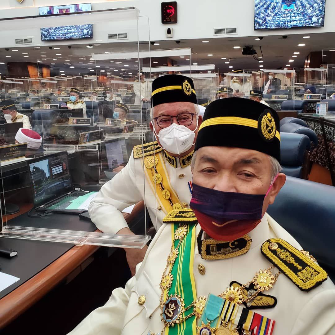 HamdanRukun's tweet image. Orang nak kata apapun takpe. Bagi saya mereka berdua adalah pejuang sebenar.Kerana gigih dan tabah mereka UMNO masih bertahan sehingga ke hari ini. Terima kasih DS @DrZahidHamidi DS @NajibRazak .Dipercayai mereka juga kerap hadir dlm mimpi ngeri musuh politik UMNO.