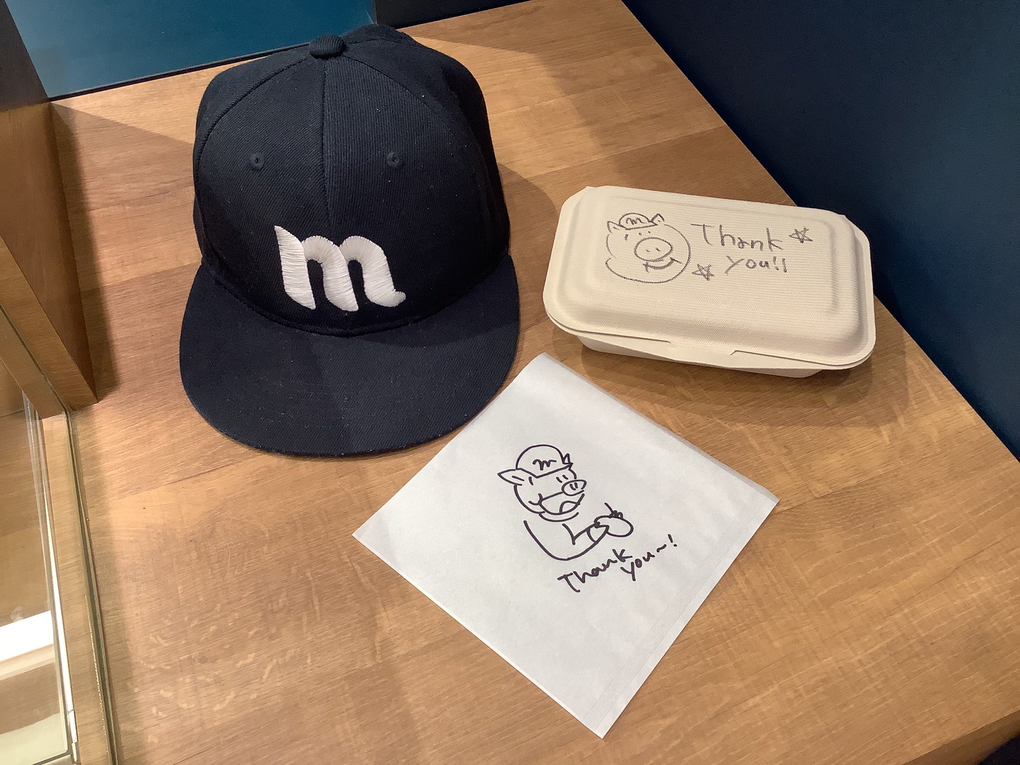 メツゲライ イノウエ の ヤマピー Auf Twitter 大名古屋ビルヂング店では 100日間限定 黒豚ミートローフのhps を販売しています そのhpsを包む袋のイラストはスタッフが全部手書きで書いています おいしく食べていただくための努力は惜しみません こうした メツゲライ イノウエ の ヤマピー Auf Twitter 大名古屋ビルヂング店では 100日間限定 黒豚ミートローフのhps を販売しています そのhpsを包む袋のイラストはスタッフが全部手書きで書いています おいしく食べていただくための努力は惜しみません こうした