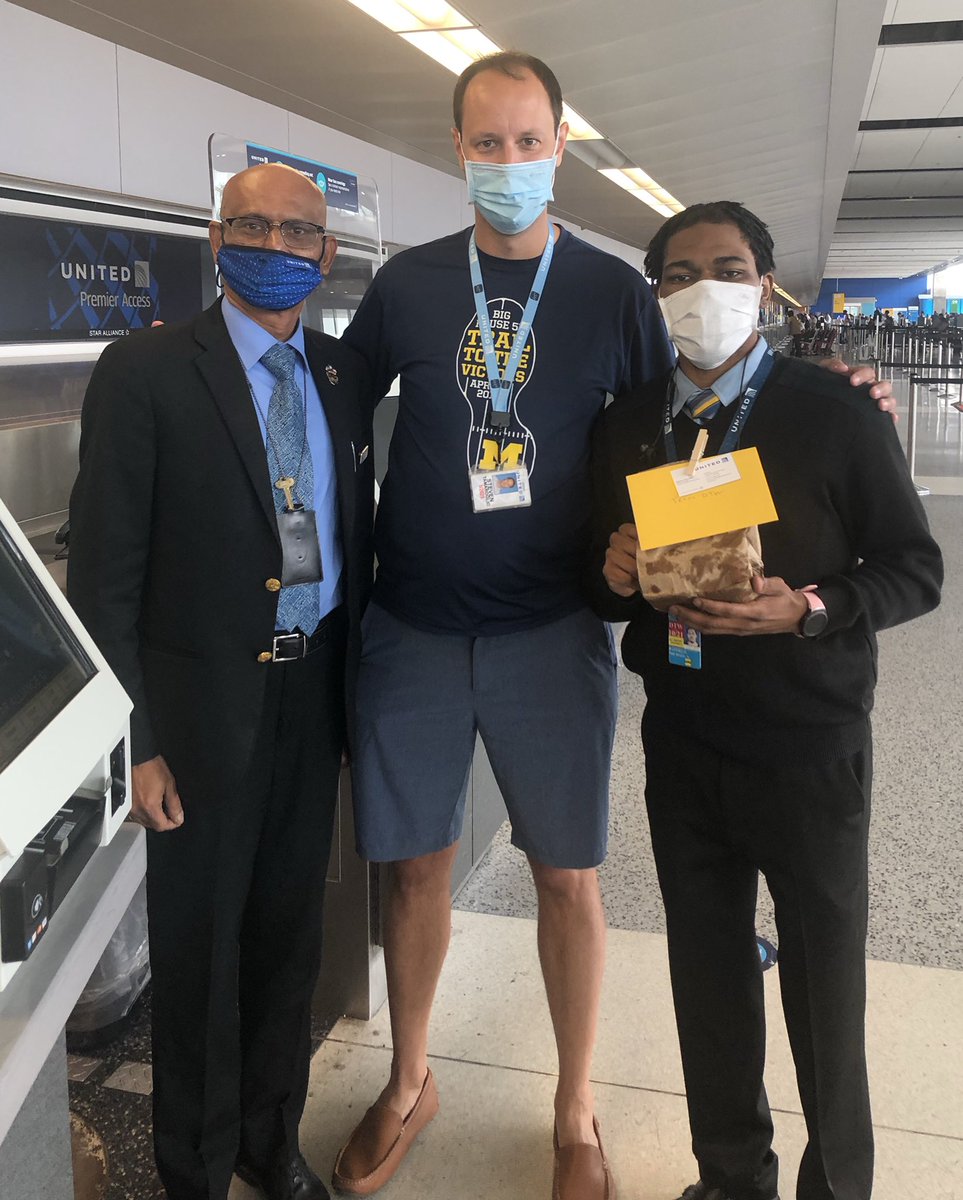 Sharing Franklin Cider Mill fall treats with United Team DTW after an A-Maizeing 〽️ichigan win at the Big House Saturday evening. Thanks for taking great care of our customers all summer! 🍩 <a href="/weareunited/">We Are United</a> #core4caring #gratitude <a href="/pratts84/">Brian Pratts</a> @Jmass29Massey <a href="/MikeHannaUAL/">Mike Hanna</a> <a href="/Tobyatunited/">Toby Enqvist</a>