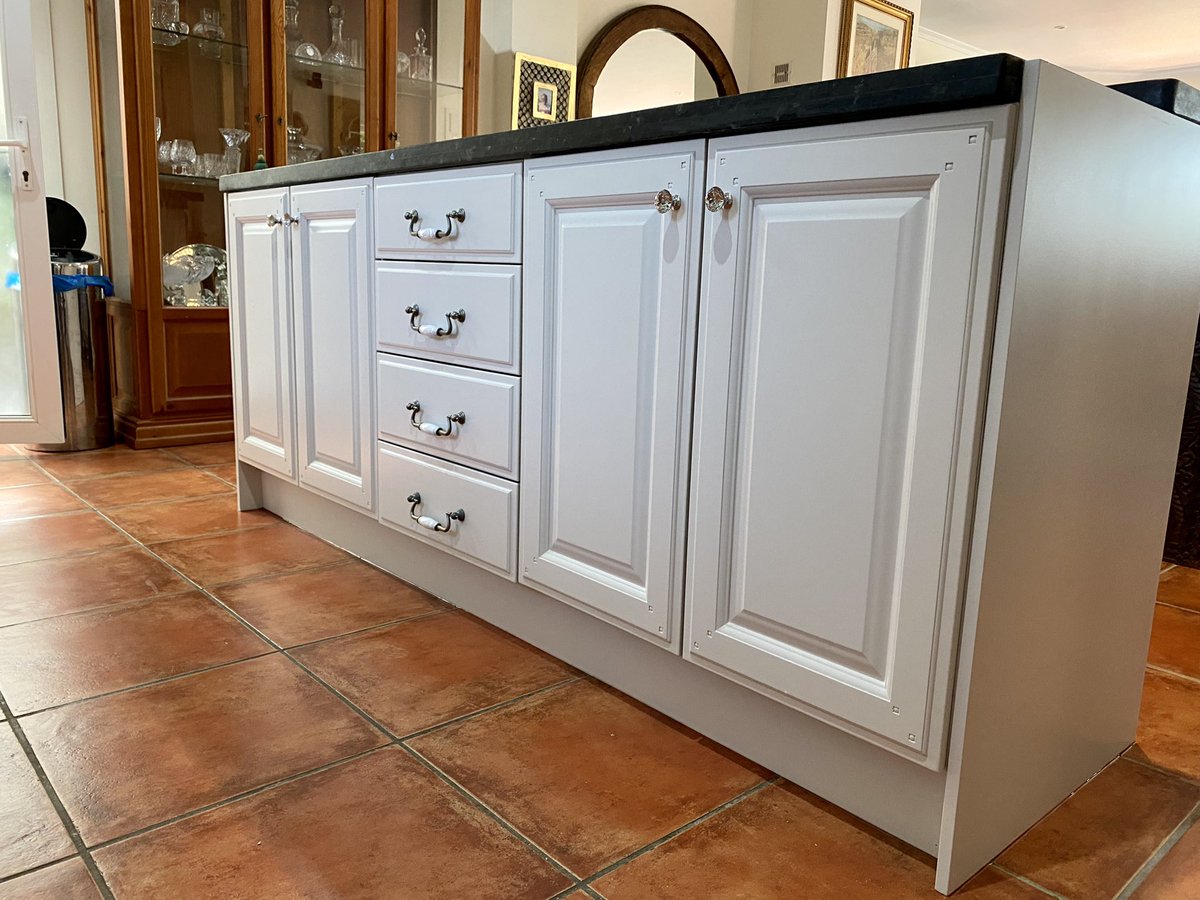 painted_kitchen's tweet photo. A much softer look with a match to Ammonite for a 23yr old kitchen - clients had a Parrot which swears in a Scottish accent too☺️ #handpaintedkitchen #parrottalk #kitchenmakeover https://t.co/PZhYcYc1P5