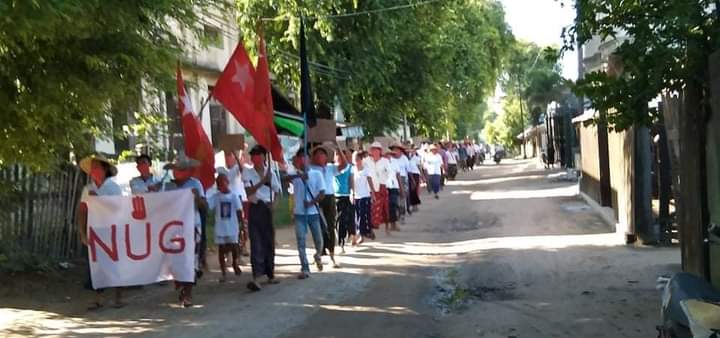 lae_thar's tweet photo. Locals from #ShweBo rallied and marched on today &amp; chanted revolt slogans and showed strong support to @NUGMyanmar.
#KyawMoeTunRepresentsMyanmar
#UN_RecognizeNUG
#Sep13Coup
#WhatsHappeningInMyanmar https://t.co/zeunffpX3c