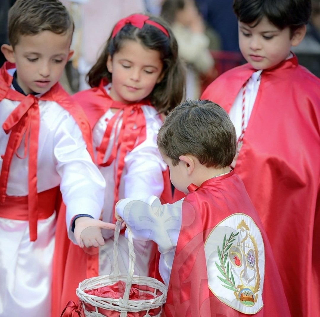 Nuestra Hermandad siempre se ha caracterizado por estar compuesta por jóvenes, que durante estos días se incorporan a un nuevo curso escolar, por el que pedimos que a nuestros Amantísimos Titulares que intercedan para que tengan un buen comienzo del mismo.