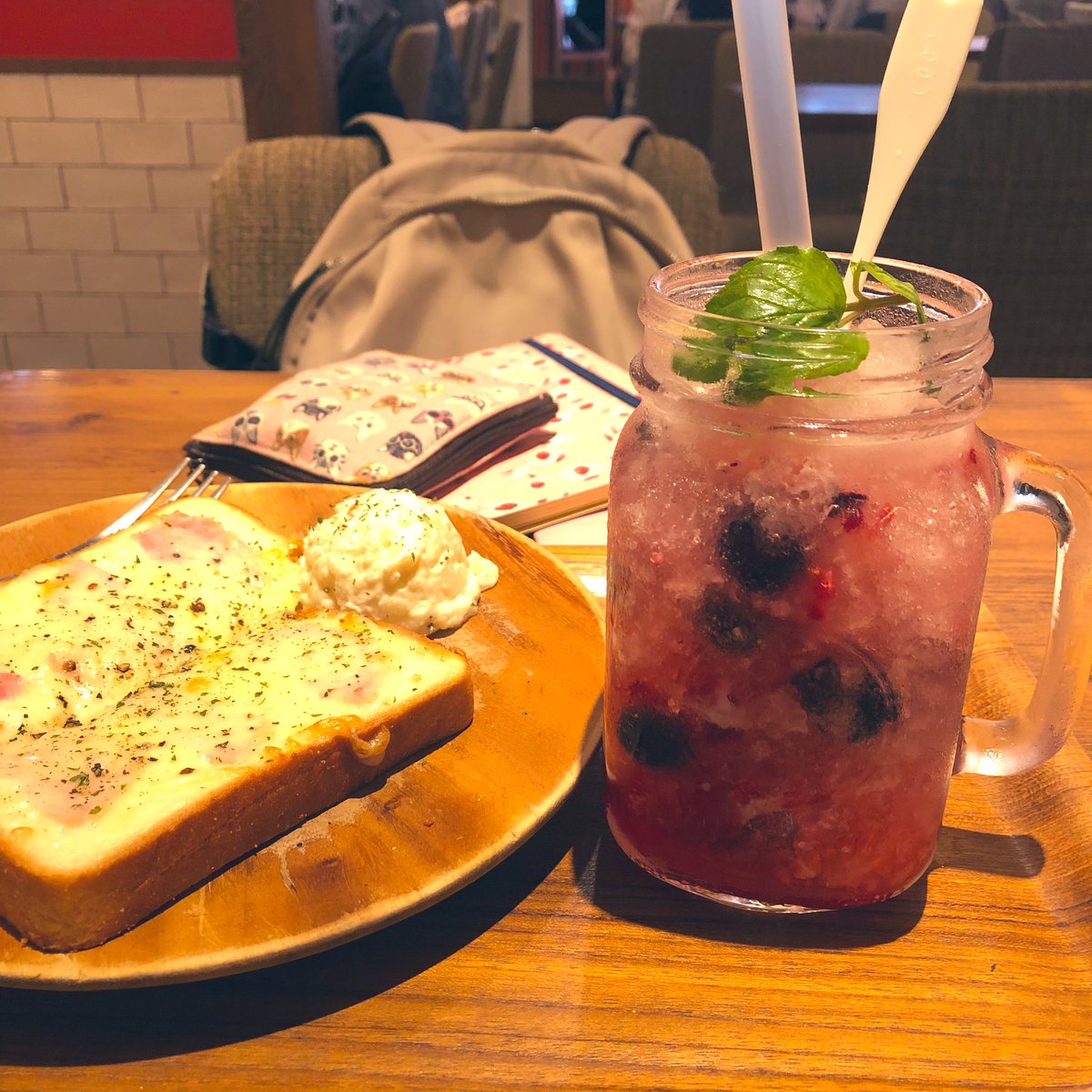 eriq777q's tweet photo. 今日は用事で横浜駅
相変わらずの混雑ぶり💦
カフェは空いてた😄
#dropcoffee https://t.co/8sYLV1fiCJ