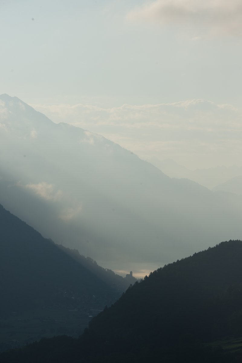 crazyfrenchguy's tweet image. I think this is the castle of Sargans. I may not have managed to successfully take photos of animals with my new lens, but at least I took this one that I quite like :-)