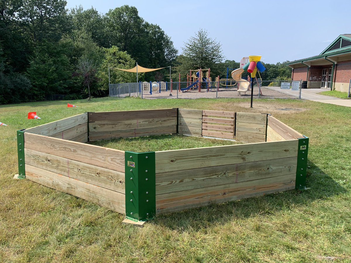 PrincipalGarden's tweet photo. So excited for kids to come back to school after the weekend and find 2 new Gaga pits on our campus! #recess #outdoorfun #inclusive @NAESP @MSAA_33 #mayorocks https://t.co/n9qP31sFJr