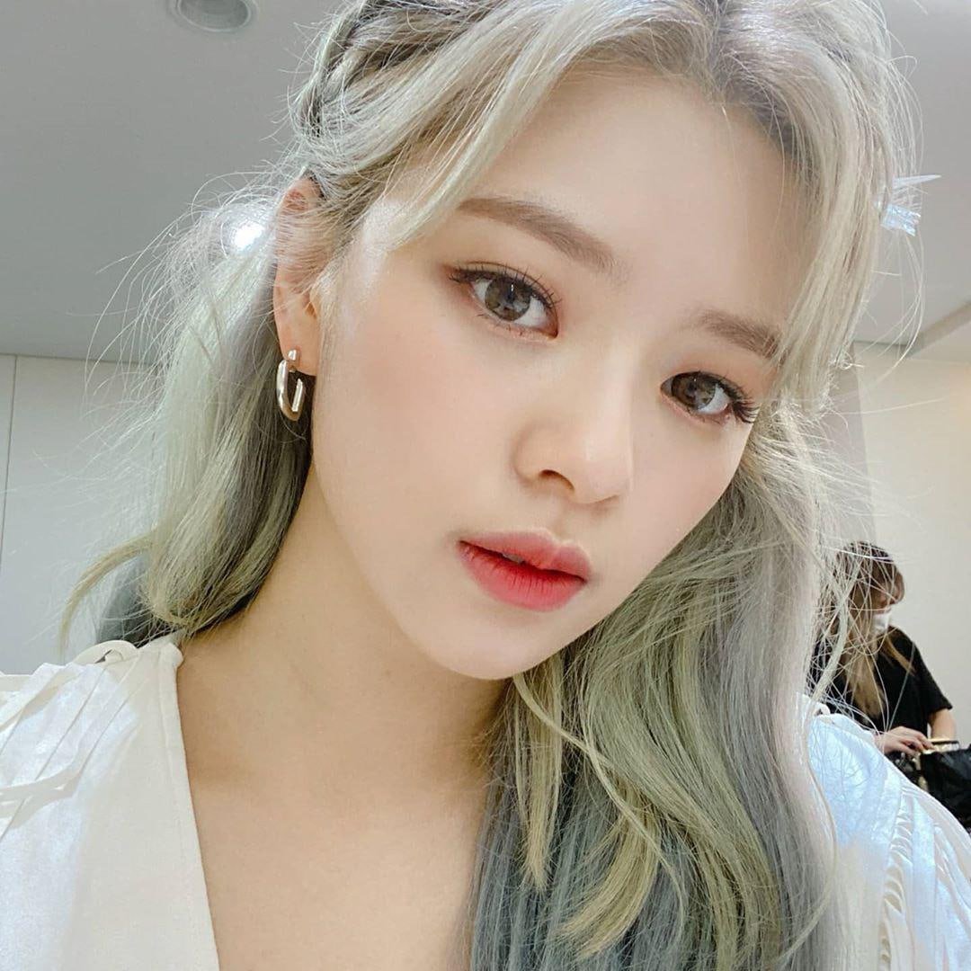 SYAETWINKLE's tweet photo. ˒  ⠀ 🍭 ⠀:  _ ⠀ one ın α ⠀ ◕ ⠀ 𝕞𝕚𝕝𝕝𝕚𝕠𝕟     ꜜ   ⠀★    𝗧𝗪𝗜𝗡𝗞𝗟𝗘 ⠀ /の. ⠀ events    ▸ ⊹    #WJSNCB.

Suyi se encuentra apoyando a estas reinas en su tan esperado comeback, de parte de todo el grupo les deseamos mucho éxito. Las adoramos. (｡•̀ᴗ-)✧ https://t.co/X8XchshPwQ