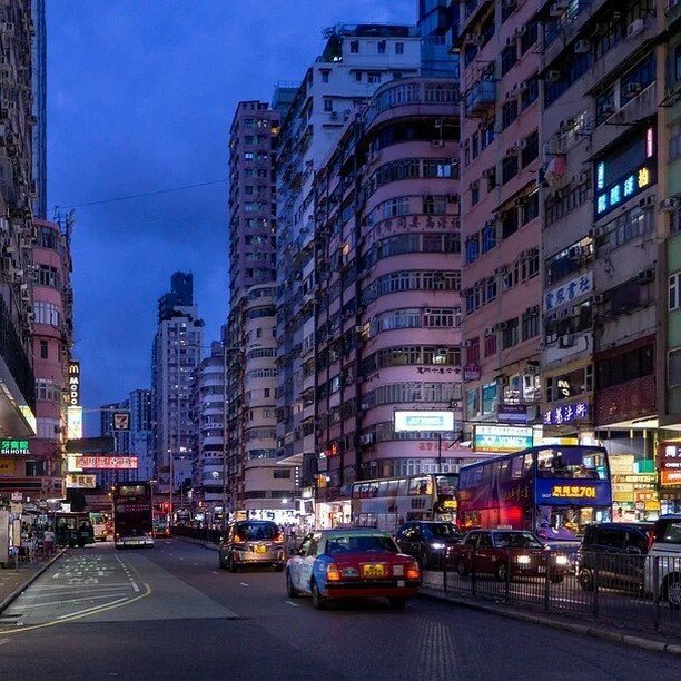 Чайна таун гонконг. Китайские улицы гонконг. Стрит вир гонконг. Гонконг главная улица. Гонконг центр города.