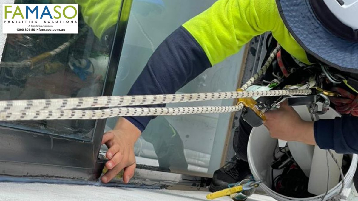 FAMASO5's tweet image. Building maintenance and caulking by our Rope Access team. Excellent and meticulous work.

#FAMASO #FAMASOFacilitiesSoultions #Servicefarm #Specialisedcleaning #Ropeaccess #Covidcleaning #Maintenance #Cleaning #Innovative #PeriodicalCleaning #FloorCleaning #WindowCleaning
