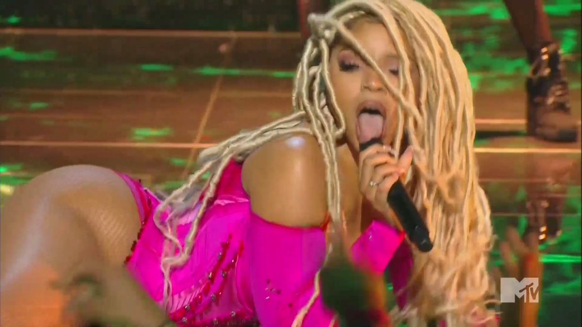 enews's tweet photo. Chlöe just BOSSED👏 IT 👏 at the #VMAs. https://t.co/l6YtcJMyfo