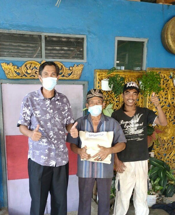 Bickman_PB's tweet photo. ASN BERBAGI 
penyerahan paket Bantuan Gubernur untuk masyarakat yang terdampak covid 19 https://t.co/2SKAgCZnpk