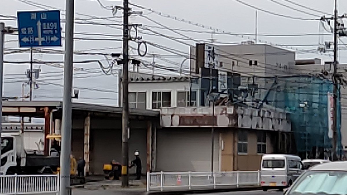 k_mats's tweet photo. 会社近くのラーメン屋、改装なんだろうけど元がサビ加工みたいにしてるから解体現場感がすごい https://t.co/HREGYvQw2V
