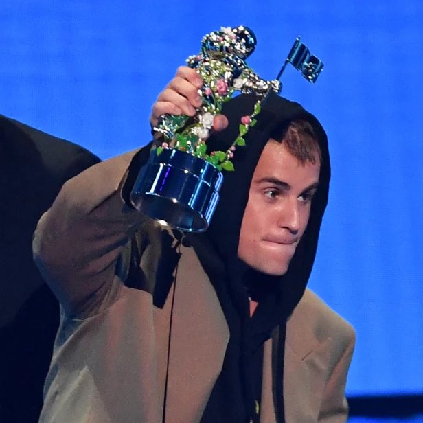 RapMais's tweet photo. Justin Bieber levou o prêmio de Artista do Ano no #VMAs https://t.co/l1u8w2Tl34