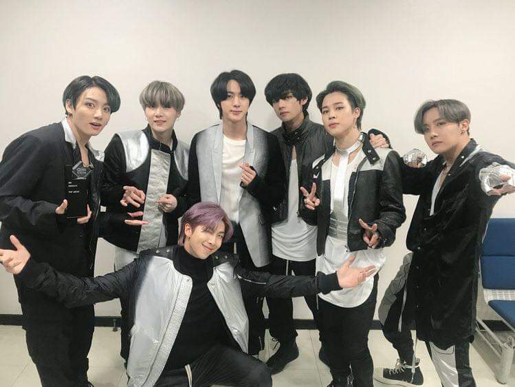 pqtendenciaBTS's tweet photo. Mientras esperamos que digan todas las categorías en donde están nominados Bangtan, vamos a votar en estos premios que hoy acaban 

#ButterClipe #ARMY #Butter #PermissiontoDance  #BTS #MPN @BTS_twt https://t.co/MXes1qWO9N