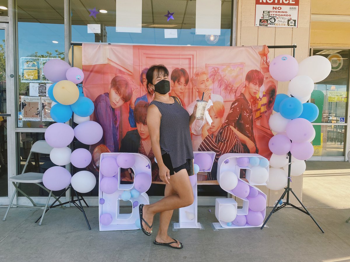 UnderneathVHope's tweet photo. not me in a the band camino tee accidentally at a fan event by my cousin’s house and forgetting what the date today was @CupsofBangtan #cupsofbangtan #cupsofbangtanevents  💜 🤍💜🤍 https://t.co/ro9I1tepPz