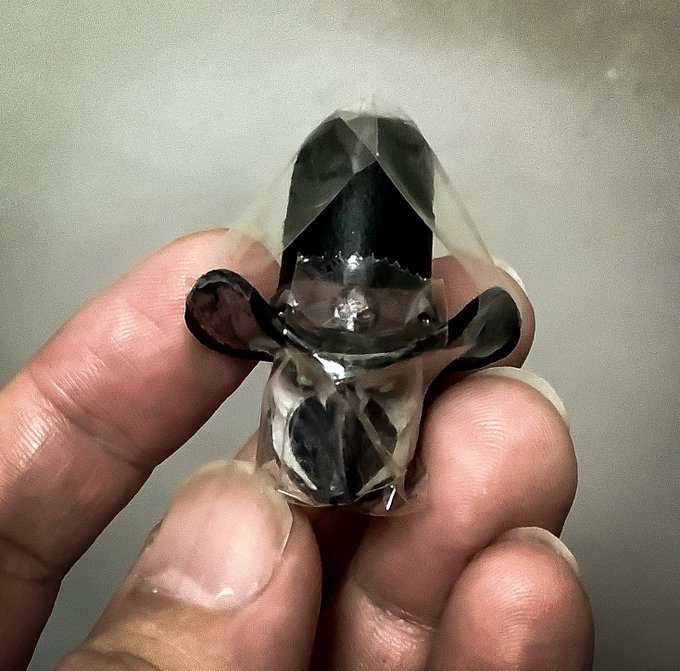 ガンスリンガースポーンの帽子のツバ矯正中。
元々デザイン的にもまっすぐなんだけど、ツバが小ぶりなので反らせた方がかっこいいと思って。(h 