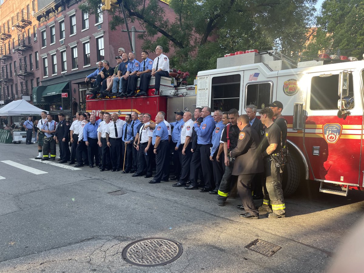 SerraRob's tweet image. A NY moment from yesterday. As we took this picture the people on the street all broke out in applause. It was a great moment on a somber day. #TheVillage #Squad18 @FDNY #NeverForget