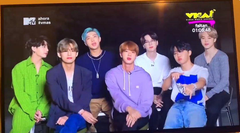 nyamjinluv's tweet photo. not @ the boys using the same thank you speech for winning best kpop from last year 😭😭 they dont give a fck with vmas anymore, as they should https://t.co/Y32VLnk7T3