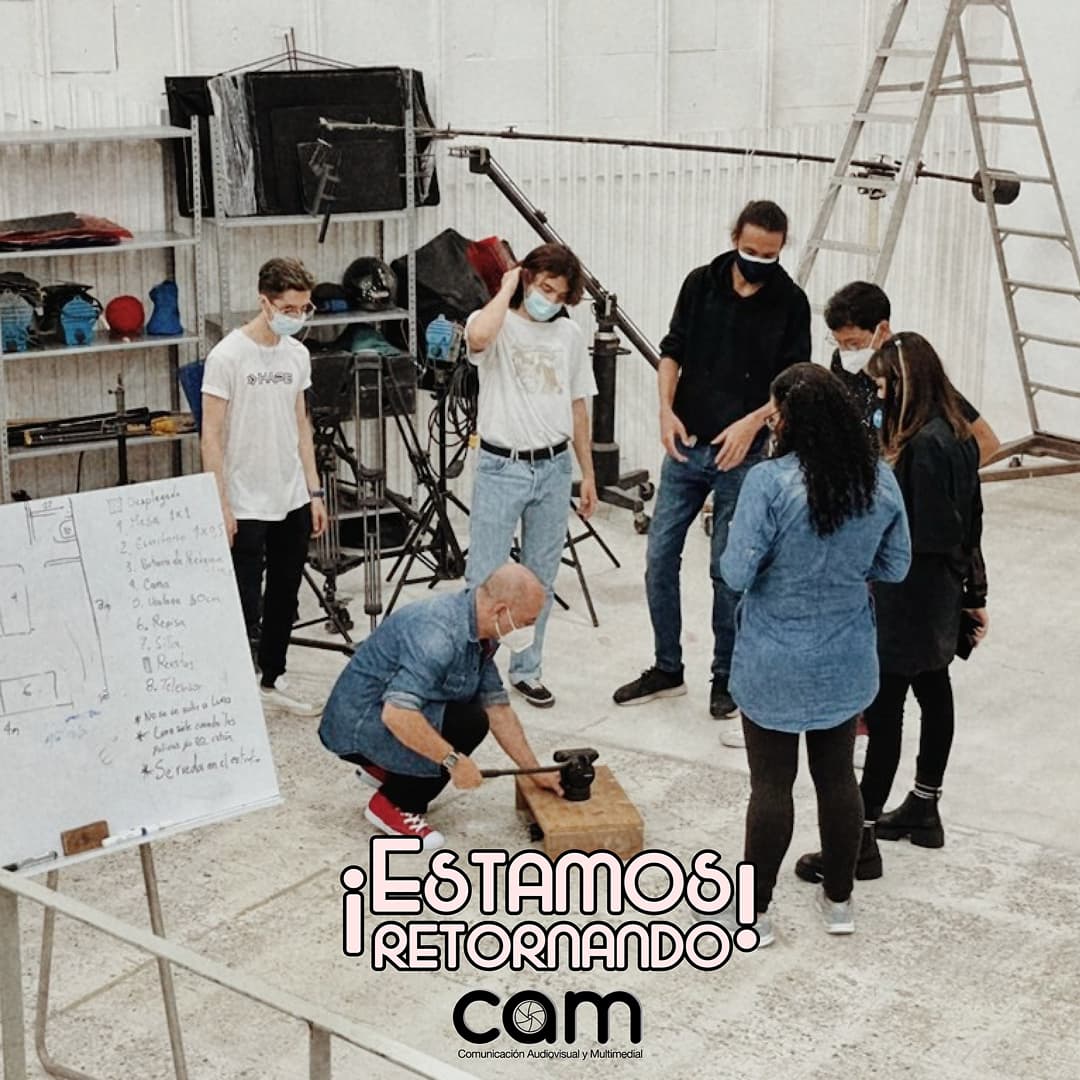 cam_udea's tweet photo. ¡Finalizamos una semana felices! Hemos empezado a retornar 🎈 Quinto módulo volvió al 10-12 lab y Primer módulo realizó préstamo de equipos y realizó una salida fotográfica 🥺💛 https://t.co/Q1xeMXvz7Y