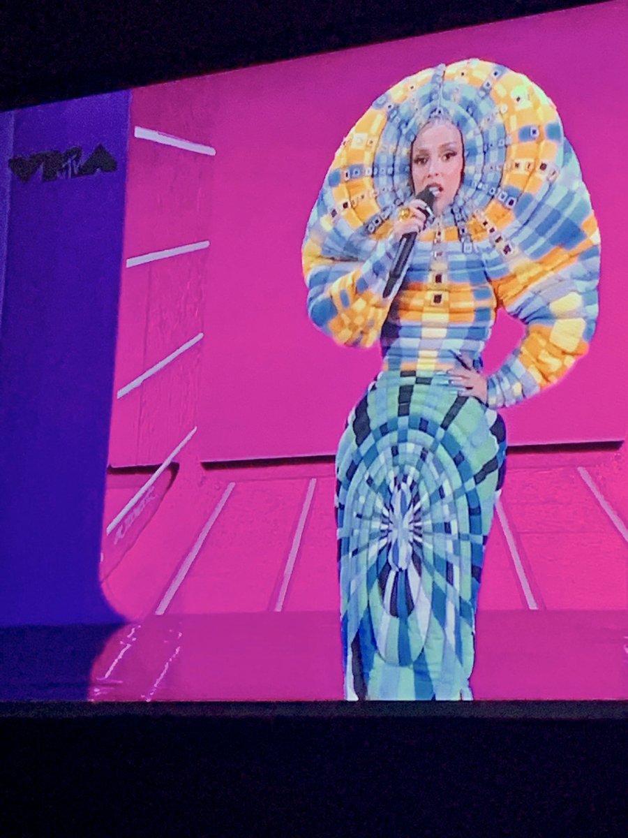 brunobreto's tweet photo. Vocês nem vão precisar se esforçar esse ano @DivaDepressao kakaka 
#VMAs #VMA2021 https://t.co/Wl4EZribap