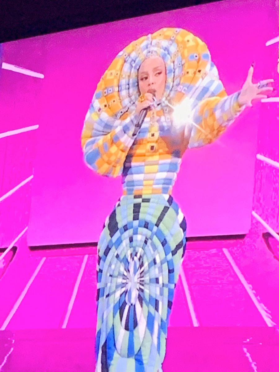 brunobreto's tweet photo. Vocês nem vão precisar se esforçar esse ano @DivaDepressao kakaka 
#VMAs #VMA2021 https://t.co/Wl4EZribap