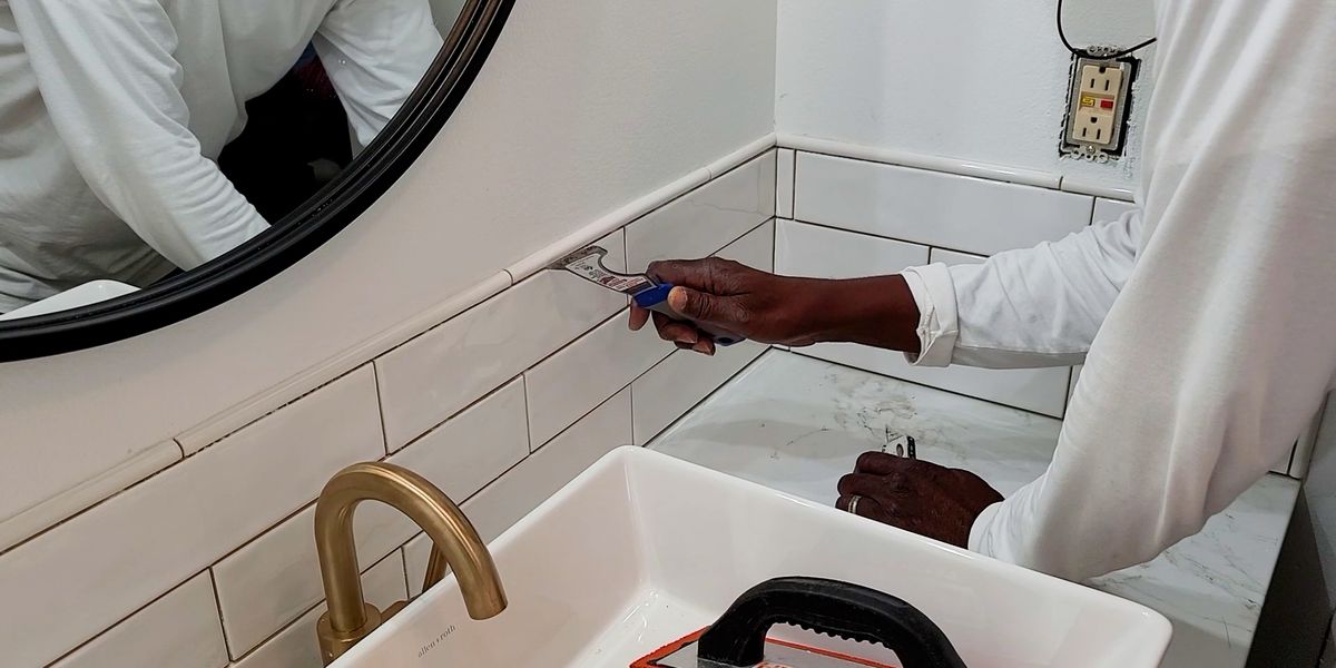 UrbanLALiving's tweet photo. The simple yet stunning feature can easily enhance your bathroom or kitchen design. #ApartmentHacks #DIY #DoItYourself https://t.co/HyxZQoJOjk https://t.co/nN4Arr3b7m