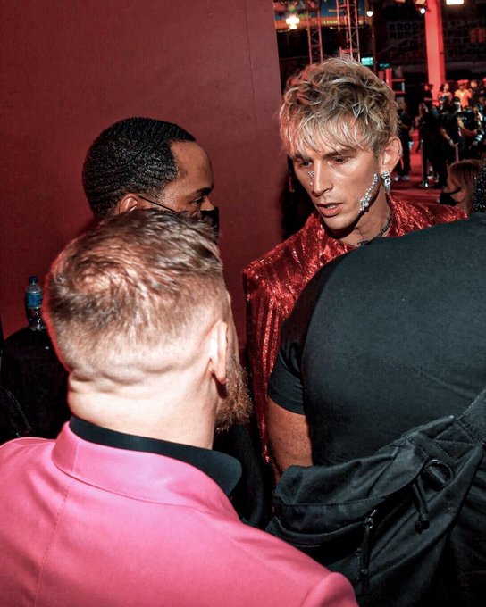 conor mcgregor machine gun kelly red carpet