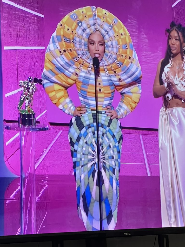 bbjessicaa's tweet photo. It’s giving alien from the fifth element #VMAs I love you tho @DojaCat https://t.co/0LQwFnDlCv