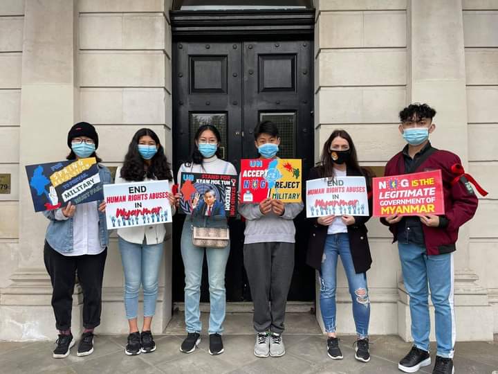 Burmese &amp; some Irish people held Global Burmese Spring Revolution in front of the Office of Minister of Foreign Affairs, Dublin to recognize @KyawTun62907405 at <a href="/UN/">United Nations</a> assembly.

#KyawMoeTunRepresentsMyanmar
#Sep13Coup 
#WhatsHappeningInMyanmar