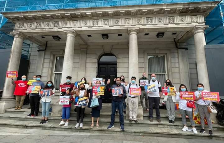 lae_thar's tweet photo. Burmese &amp; some Irish people held Global Burmese Spring Revolution in front of the Office of Minister of Foreign Affairs, Dublin to recognize @KyawTun62907405 at @UN assembly.

#KyawMoeTunRepresentsMyanmar
#Sep13Coup 
#WhatsHappeningInMyanmar https://t.co/caLFeiHY1Z