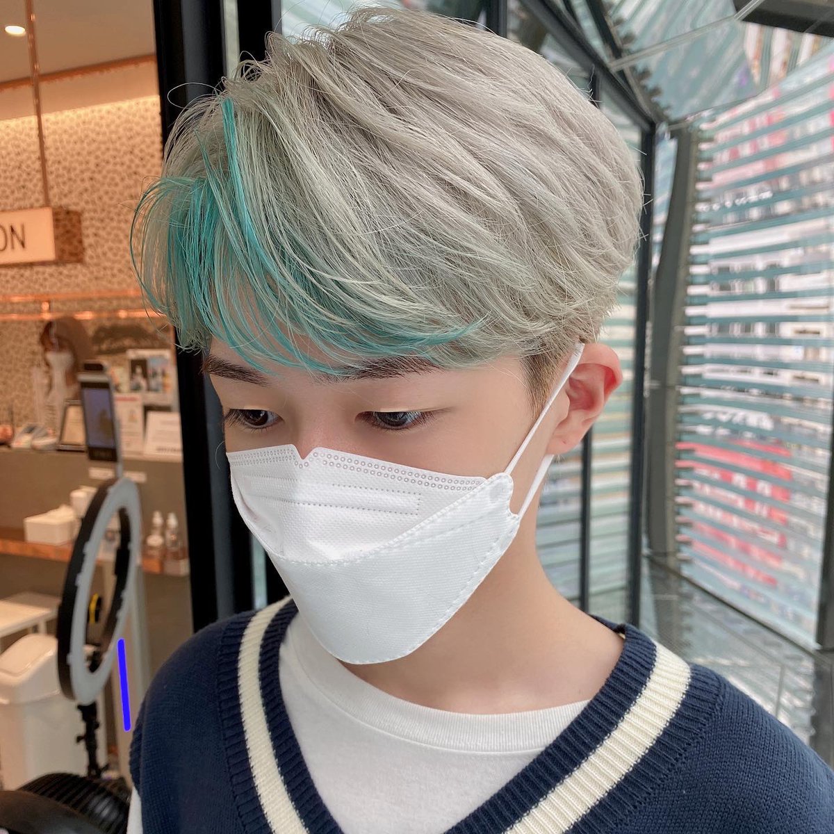 kenym27's tweet photo. ハイトーンのカルマヘアで韓国アイドル風ヘアにカット！インナーのブルーの色味が可愛かった✨ https://t.co/OYjKn0yy86