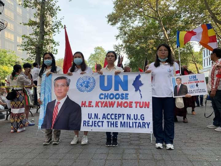 aom_april's tweet photo. Thousands of Burmese protesters gathered in New York to stand with Ambassador Kyaw Moe Tun on Burma's pro-democracy cause and against the need for a military junta.

#KyawMoeTunRepresentsMyanmar
#UN_RecognizeNUG
#Sep13Coup
#WhatsHappeningInMyanmar https://t.co/rvBxxSuAmC