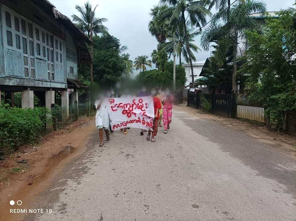 A group of youths from a village in #LongLone Township marched and protested to show their support of <a href="/NUGMyanmar/">National Unity Government Myanmar</a> government and @KyawTun62907405 .
#Sep13Coup
#UN_RecognizeNUG 
#KyawMoeTunRepresentsMyanmar
#WhatsHappeningInMyanmar