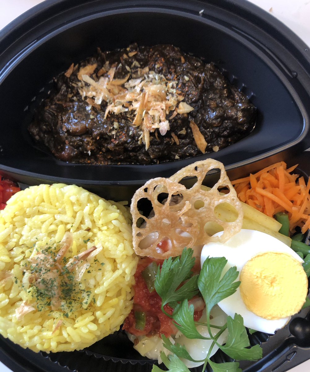 ChefMart5's tweet photo. こんにちは🌞
本日から毎週月曜日は銀座6丁目のスクエアビル前にてランチ出店致しております。6台のキッチンカーが出店していてお祭りみたいな売り場で楽しいですよ✨
スパイスカレー&amp;山口県産物販もお持ちしておりますのでお立ち寄り下さい

#銀座　#ランチ　#スパイスカレー　#山口県　#キッチンカー https://t.co/KNAiKiIZ2c