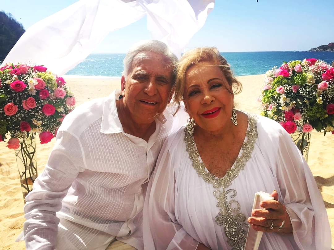 PatoCastillofic's tweet photo. Entre los #MejoresMomentos de #PatricioCastillo está por supuesto éste, con su amiga y compañera #SilviaPinal quien el día de hoy celebra su cumpleaños. #RecuerdoDeBoda #MiMaridoTieneMasFamilia #FelizCumpleaños #MMTMF #Imelda #Nonno #PatoCastillo #MássimoMussi @Canal_Estrellas https://t.co/XOBT2blGBd