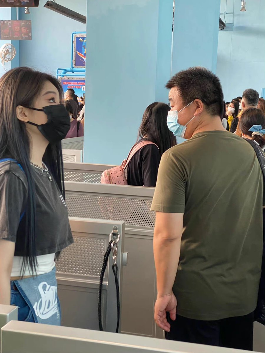 fieryuyan's tweet photo. someone spotted yuyan at universal studios today omfg look at her minion bag why is she so adorable 🥺😭 https://t.co/VfeCNkX4FA