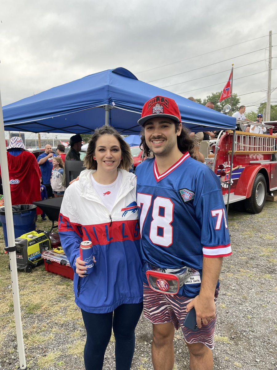 jenax0's tweet photo. My “little” cousin… #cuzzybill #brotherbill #billsmafia @BrotherBill716 https://t.co/BuaWcZrUlf