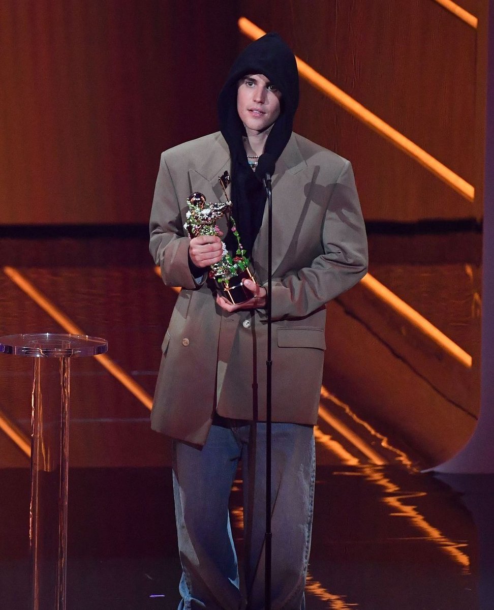 UMusicMexico's tweet photo. Cerramos con esta foto de @justinbieber y su premio a Artista del Año en los @vmas 🔥 
¡Gracias por seguirnos en la transmisión! Nos vemos en la próxima. 
#VMAs https://t.co/GGbyV7Msh6