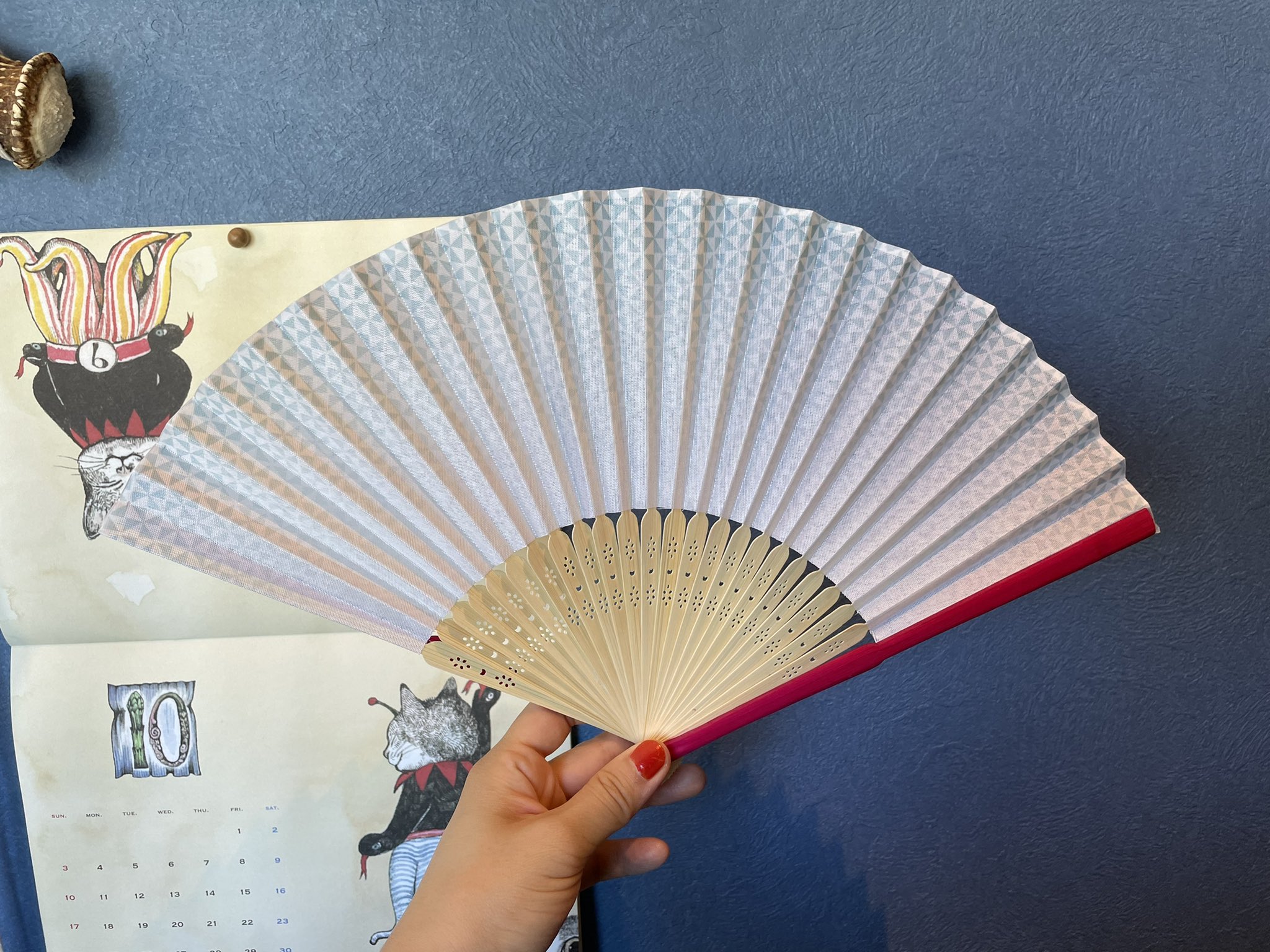 こみ アンティーク着物好き 100均の扇子に鳥獣戯画を描いてみました めちゃくちゃ滲むから大変だった 使ったのは100均の筆ペンです T Co 53ap9spblu Twitter