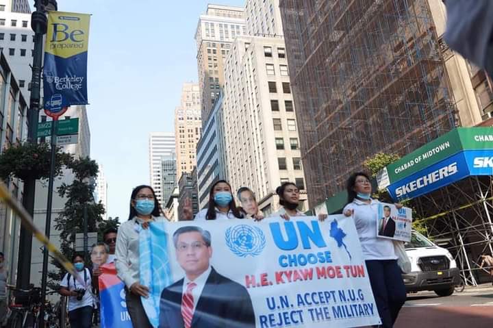 SRMforJustice's tweet photo. MYANMAR PROTESTS ABROAD 

USA |In front of @UN official dept.  at NewYork,thousands of burmese nationalities staged a protest in great calling for the recognition of @NUGMyanmar &amp; @KyawTun62907405's credential chanting pro-democratic slogans.

#Sep13Coup 
#UN_RecognizeNUG https://t.co/SzowlMGDRn